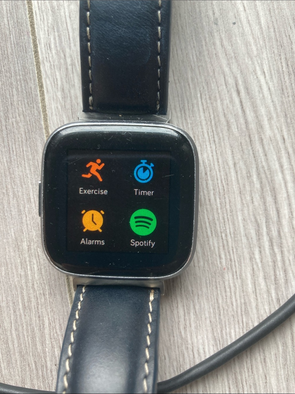 Fitbit versa 2 smartwatch, includes charger, 8-10 straps/bands - Picture 8 of 12